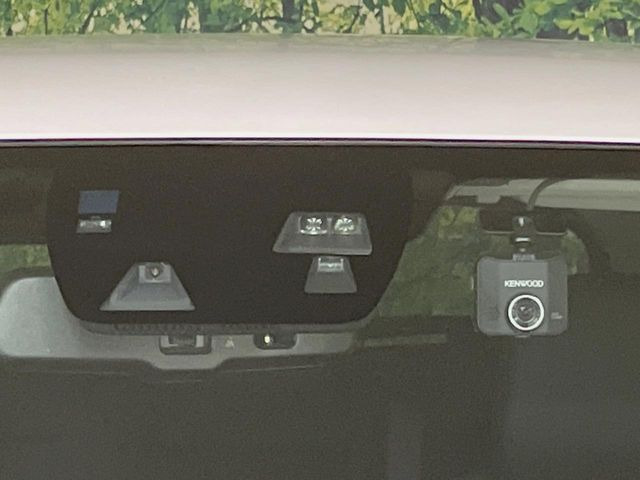 【スマートブレーキサポート】走行中に前方の車両等を認識し、衝突しそうな時は警報とブレーキで衝突回避と被害軽減をアシスト。より安全にドライブをお楽しみいただけます。