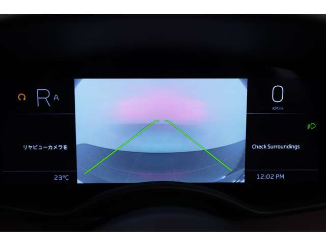 バックカメラは勿論、前後パークセンサーやリフトシステムも完備されているので、駐車時や慣れない場所での運転も安心できます。