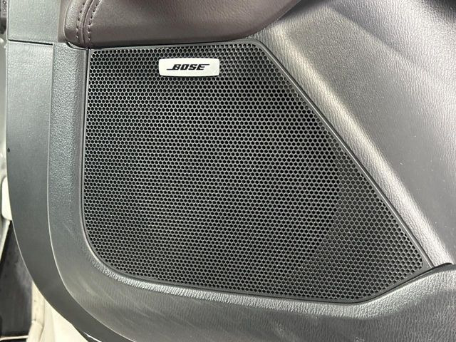 【BOSEサウンドシステム】メーカーオプションの高品位サウンドシステムを搭載。専用のチューニングが施された大小様々なスピーカーから良質なサウンドが奏でられ、臨場感あふれる音響空間を演出します。