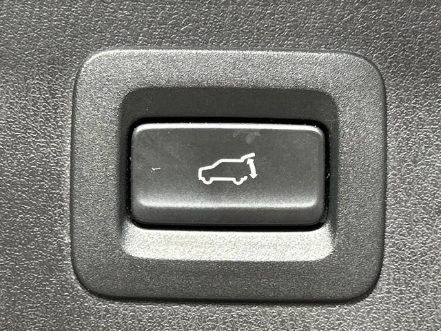 【パワーバックドア】スマートキーや運転席のボタンを押すだけでリアゲートが自動で開閉します!荷物を持っている時や、高い位置にあるバックドアを閉める際に便利な機能です♪