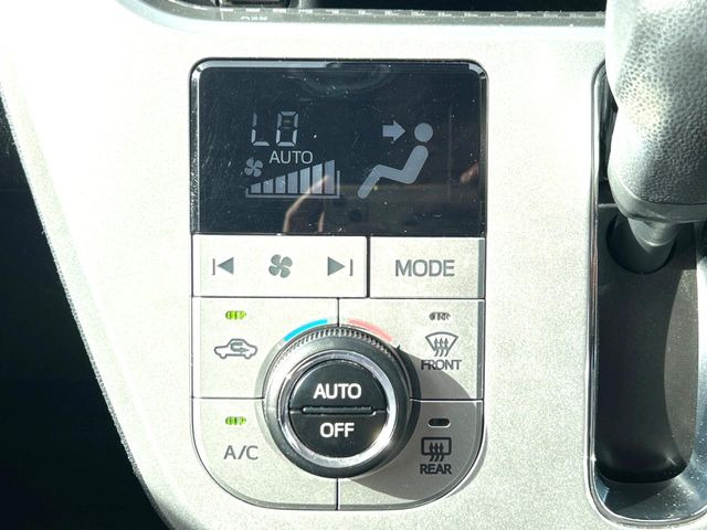 【オートエアコン】一度お好みの温度に設定すれば、車内の温度を検知し風量や温度を自動で調整。暑い&hellip;寒い&hellip;と何度もスイッチ操作をする必要はありません。快適な車内空間には必須の機能ですね♪
