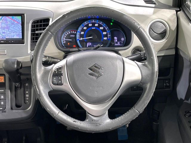 【ステアリングスイッチ】運転中、前方から目線をそらすことなく、オーディオ等の操作が可能な便利機能!安心&快適なドライブを演出してくれます♪
