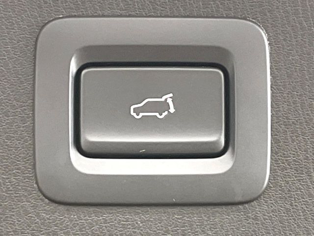 【パワーバックドア】スマートキーや運転席のボタンを押すだけでリアゲートが自動で開閉します!荷物を持っている時や、高い位置にあるバックドアを閉める際に便利な機能です♪