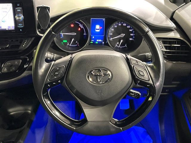 インテリアに合わせたデザインのステアリングは、運転される方のことも考え、運転しやすい形状、大きさです。是非一度、実際に触ってお確かめください。