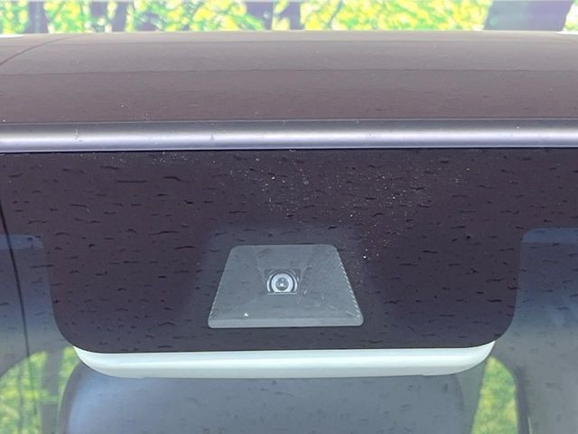 【ホンダセンシング】走行中に前方の車両等を認識し、衝突しそうな時は警報とブレーキで衝突回避と被害軽減をアシスト。より安全にドライブをお楽しみいただけます。