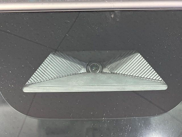 【ホンダセンシング】走行中に前方の車両等を認識し、衝突しそうな時は警報とブレーキで衝突回避と被害軽減をアシスト。より安全にドライブをお楽しみいただけます。