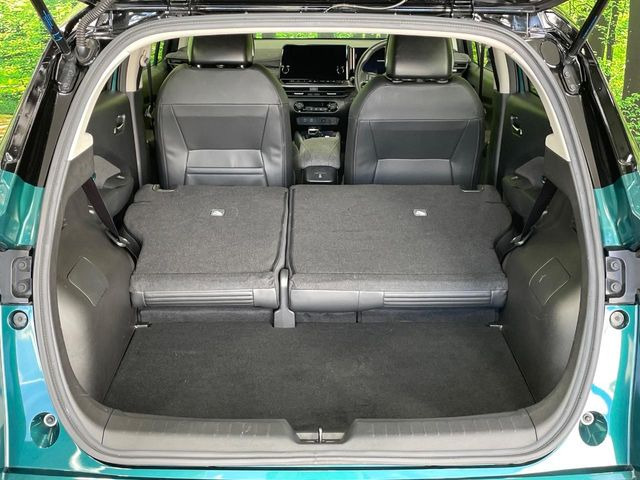 後席を格納すると、これだけの広さが!シーンに合わせたシートアレンジで、大きな荷物も積むことが出来ます♪