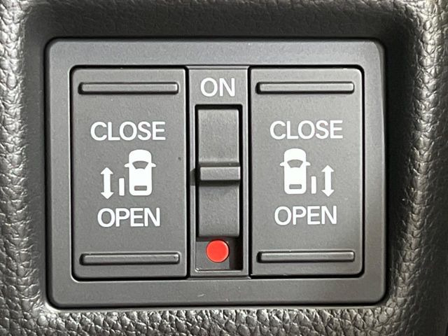 【両側パワースライドドア】スマートキーや運転席のスイッチで後席両側スライドドアの開閉が可能♪電動だから力を入れてドアを開ける必要が無く、小さなお子様でも簡単に開け閉めでき快適です♪
