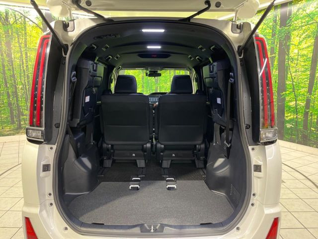 積み下ろしのしやすいデッキにはたっぷりと荷物を積み込んでいただけます。遊びから仕事まで、様々なシーンで頼れます♪