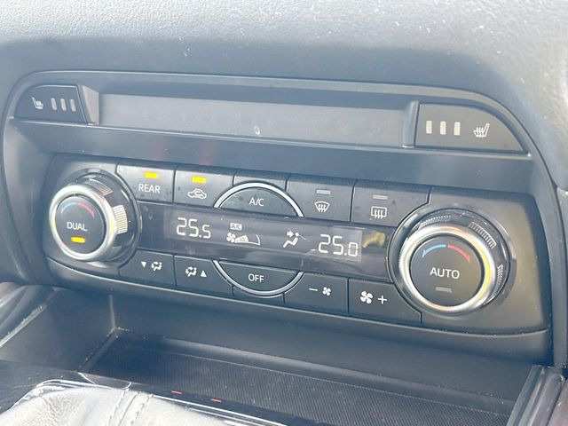 【左右独立型フルオートエアコン】運転席と助手席でそれぞれお好みの温度に設定可能。同乗者にも配慮した、快適な空調をお届け致します。