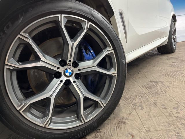 ●純正21インチアルミホイール:輸入車ならではの卓越した走りを支えるホイールと足回りです!日本車の走りに慣れている方にもぜひ体感して頂きたいほど、高いレベルでまとまっています!