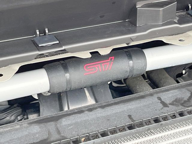 【STIタワーバー】お車の剛性を高めるタワーバーを装備。よりスムーズなコーナリング走行が可能となり、走りも楽しめます。