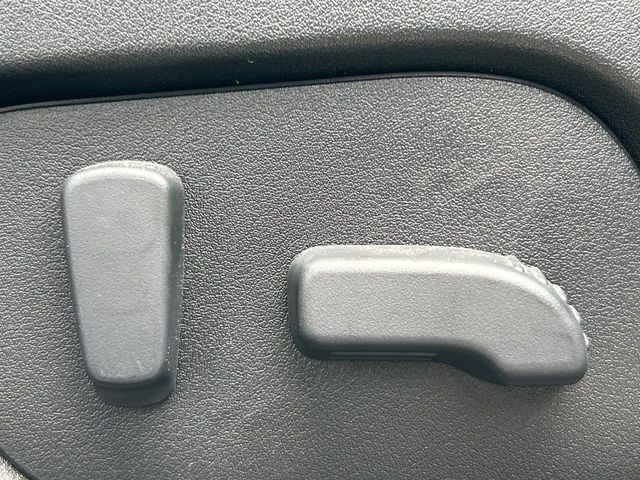 【パワーシート】スイッチ一つで簡単にシートの微調整が可能!電動だから力もいりません!快適なシートポジションにセットして、快適なドライブをお楽しみください。