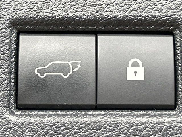 【パワーバックドア】スマートキーや運転席のボタンを押すだけでリアゲートが自動で開閉します!荷物を持っている時や、高い位置にあるバックドアを閉める際に便利な機能です♪