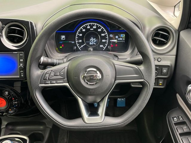 インテリアに合わせたデザインのステアリングは、運転される方のことも考え、運転しやすい形状、大きさです。是非一度、実際に触ってお確かめください。