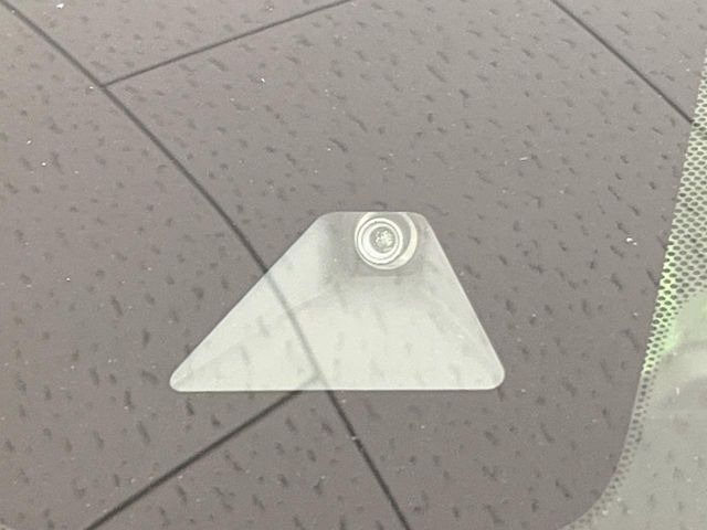 【インテリジェントエマージェンシーブレーキ】フロントカメラで前方の車両や歩行者を検知。衝突しそうな時は衝突被害軽減ブレーキが作動、衝突回避をサポート。より安全にドライブをお楽しみいただけます。