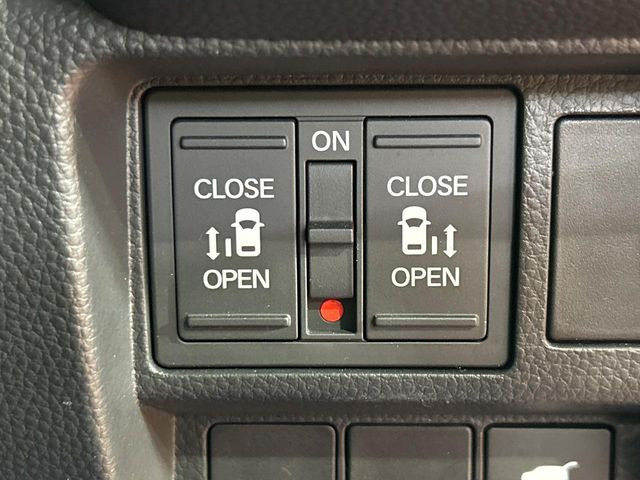 【両側パワースライドドア】スマートキーや運転席のスイッチで後席両側スライドドアの開閉が可能♪電動だから力を入れてドアを開ける必要が無く、小さなお子様でも簡単に開け閉めでき快適です♪