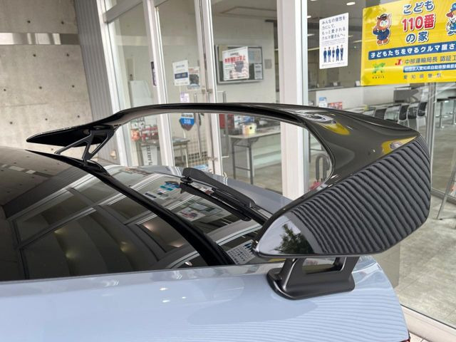【大型リヤスポイラー】スポーツカーらしさがグッと引き立つ大型リヤスポイラーを装着♪高速走行時のスタビリティ(走行安定性)向上に役立ちます。