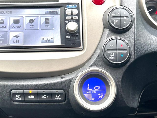 【オートエアコン】一度お好みの温度に設定すれば、車内の温度を検知し風量や温度を自動で調整。暑い&hellip;寒い&hellip;と何度もスイッチ操作をする必要はありません。快適な車内空間には必須の機能ですね♪
