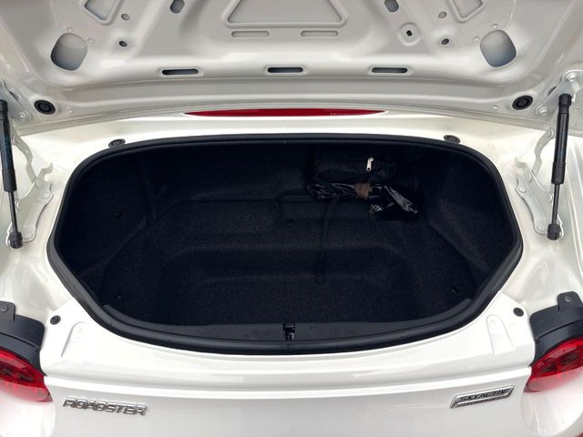 普段のお買い物や通勤、送迎等に十分な荷室スペースを確保しております。