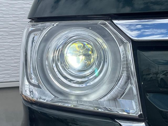 【LEDヘッドライト】悪天候や夜間走行時も良好な視界を確保し安心して運転できる高輝度LEDヘッドライトを装備!点灯速度が早く、消費電力も抑えられています。