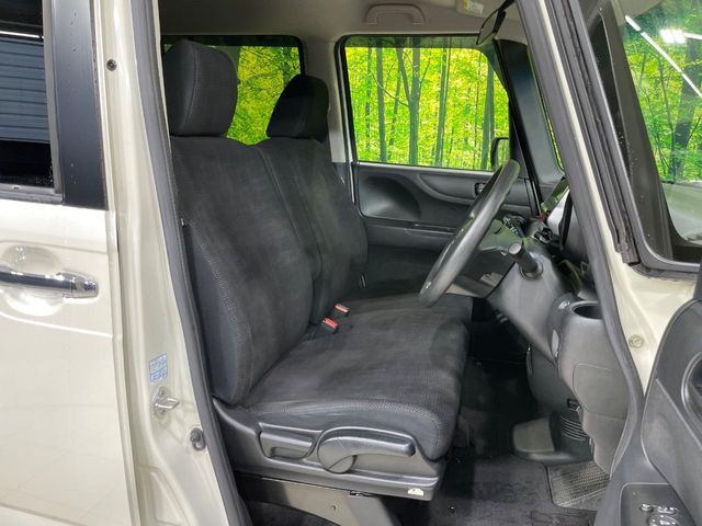 運転席まわりには十分なスペースがあり、大柄な方でもゆったり運転していただける環境です。