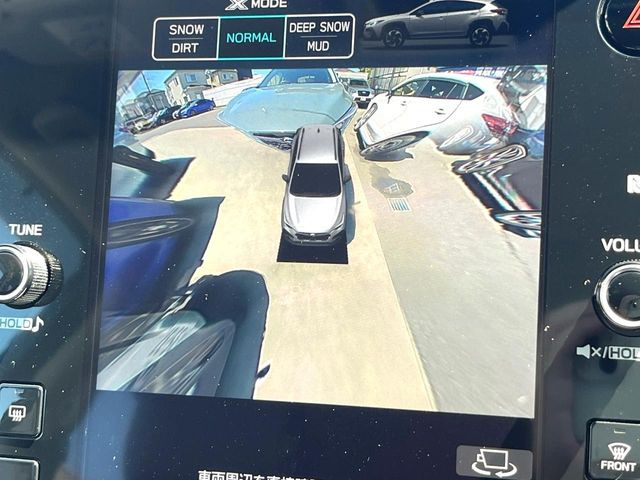 【マルチテレインモニター】車のフロントやサイドのカメラ画像を同時にモニター表示することで、悪路や狭い道を走行時でも周囲の状況確認ができ安心!本格SUVにうれしい装備です♪