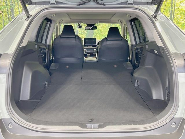 積み下ろしのしやすいデッキにはたっぷりと荷物を積み込んでいただけます。遊びから仕事まで、様々なシーンで頼れます♪