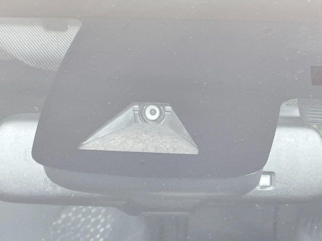 【トヨタセーフティセンス】走行中に前方の車両等を認識し、衝突しそうな時は警報とブレーキで衝突回避と被害軽減をアシスト。より安全にドライブをお楽しみいただけます。