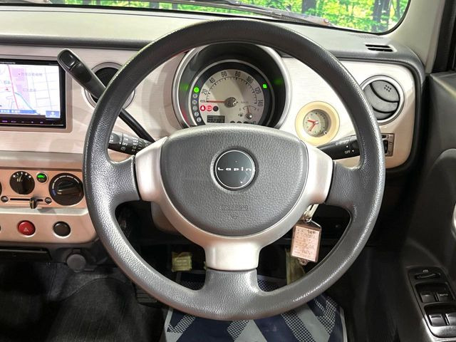 �C���e���A�ɍ��킹���f�U�C���̃X�e�A�����O�́A�^�]�������̂��Ƃ��l���A�^�]���₷���`��A�傫���ł��B�����x�A���ۂɐG���Ă��m���߂��������B