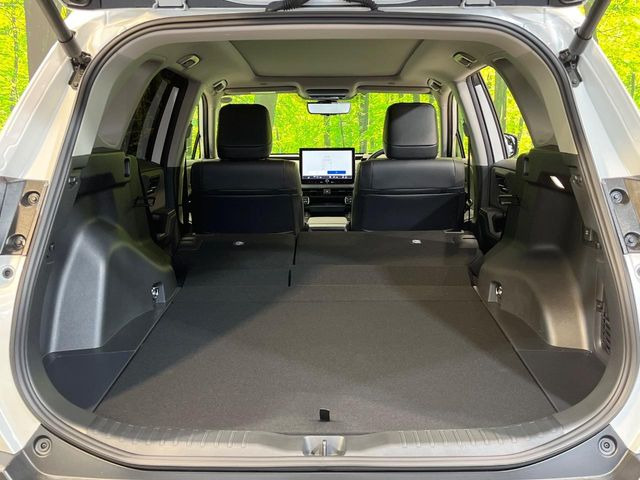 普段のお買い物や通勤、送迎等に十分な荷室スペースを確保しております。セカンドシートを倒すと、大きな荷物の積載も可能です♪