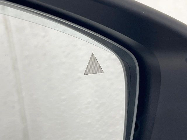 【ブラインドスポットモニタリング】走行中、ドアミラーの死角になりやすい箇所に後続車が接近するとサイドミラー付近に警告を表示、ドライバーに注意喚起をしてくれます。