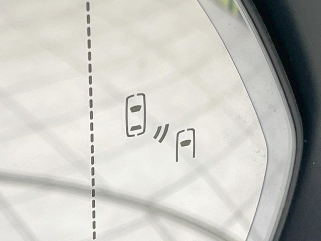 【ブラインドスポットモニター】走行中、ドアミラーの死角になりやすい箇所に後続車が接近するとサイドミラーのレンズに警告を表示!ドライバーに注意喚起をしてくれます。