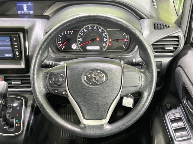 インテリアに合わせたデザインのステアリングは、運転される方のことも考え、運転しやすい形状、大きさです。是非一度、実際に触ってお確かめください。