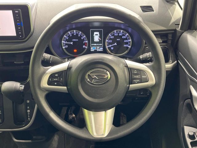 �C���e���A�ɍ��킹���f�U�C���̃X�e�A�����O�́A�^�]�������̂��Ƃ��l���A�^�]���₷���`��A�傫���ł��B�����x�A���ۂɐG���Ă��m���߂��������B