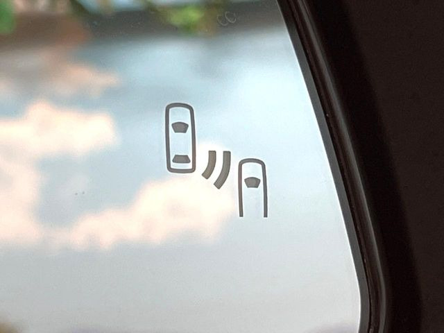 【ブラインドスポットモニター】走行中、ドアミラーの死角になりやすい箇所に後続車が接近するとサイドミラーのレンズに警告を表示!ドライバーに注意喚起をしてくれます。