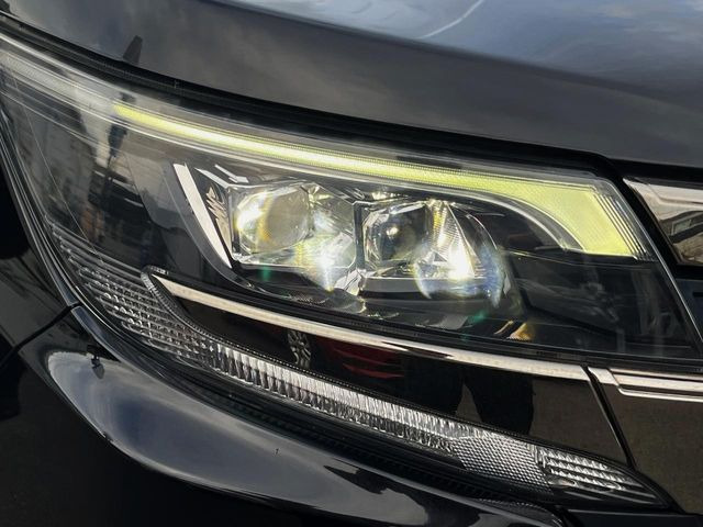 【LEDヘッドライト】悪天候や夜間走行時も良好な視界を確保し安心して運転できる高輝度LEDヘッドライトを装備!点灯速度が早く、消費電力も抑えられています。