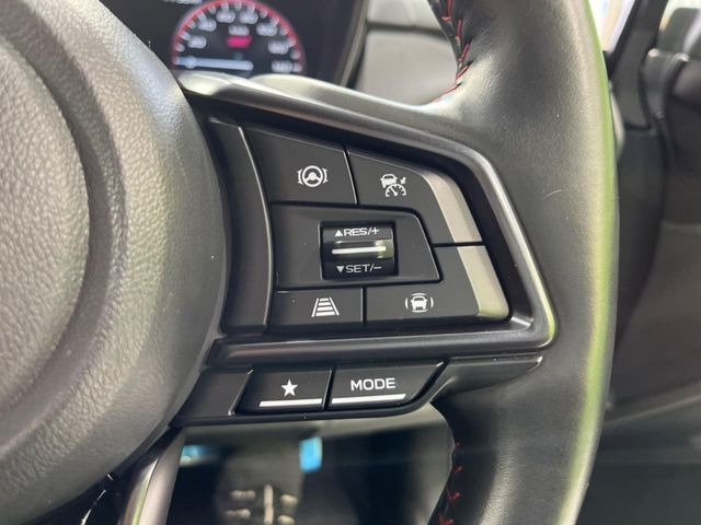 【全車速追従機能付クルーズコントロール】高速道路での長距離走行が楽に!!自動で速度を保つクルーズコントロールが、衝突軽減システムと連携し、前方の車両を感知して車間を保つように速度調節してくれます!!
