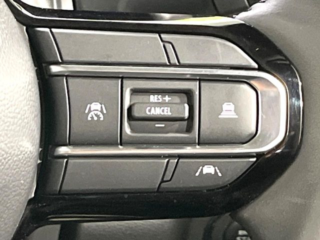 【アダプティブクルーズコントロール】高速道路での長距離走行が楽に!!自動で速度を保つクルーズコントロールが、衝突軽減システムと連携し、前方の車両を感知して車間を保つように速度調節してくれます!!