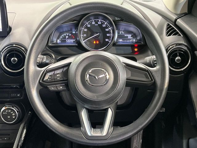インテリアに合わせたデザインのステアリングは、運転される方のことも考え、運転しやすい形状、大きさです。是非一度、実際に触ってお確かめください。