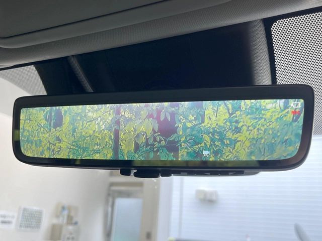【デジタルインナーミラー】後席の大きな荷物や同乗者で後方が確認しづらい時でも安心!カメラが撮影した車両後方の映像をルームミラー内に表示。クリアな視界で状況の確認が可能です!