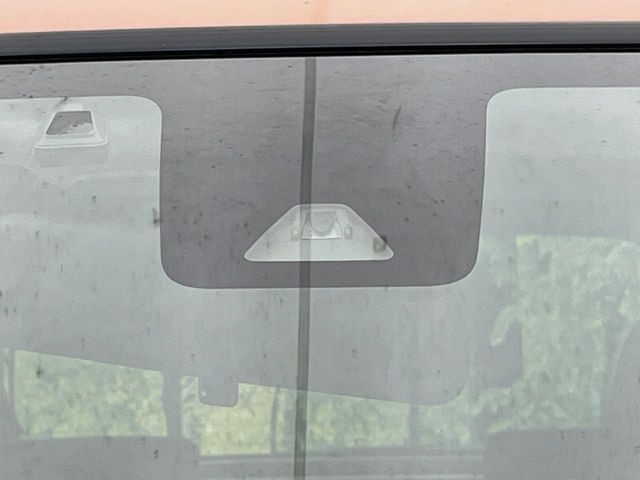 【スマートアシスト】走行中に前方の車両等を認識し、衝突しそうな時は警報とブレーキで衝突回避と被害軽減をアシスト。より安全にドライブをお楽しみいただけます。