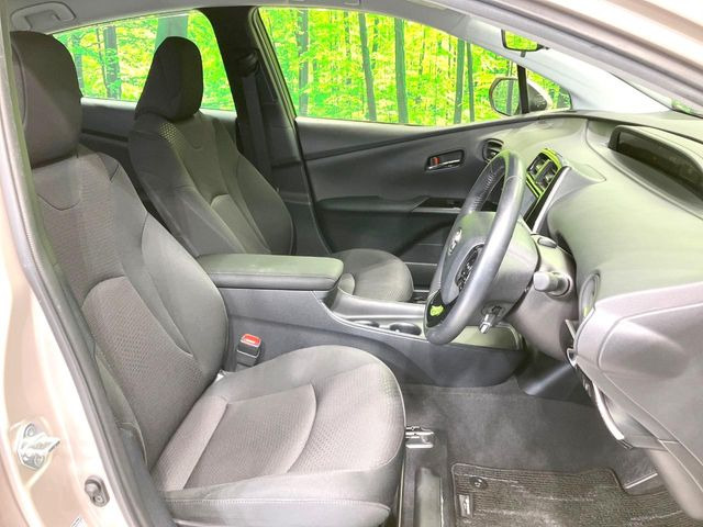 運転席まわりには十分なスペースがあり、大柄な方でもゆったり運転していただける環境です。