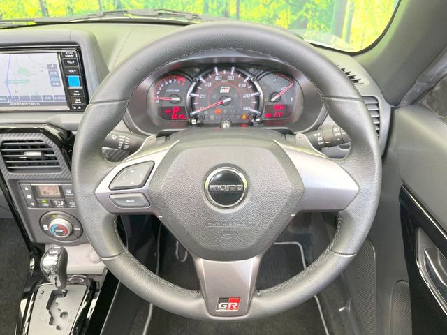 �C���e���A�ɍ��킹���f�U�C���̃X�e�A�����O�́A�^�]�������̂��Ƃ��l���A�^�]���₷���`��A�傫���ł��B�����x�A���ۂɐG���Ă��m���߂��������B