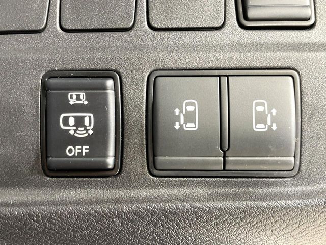 【ハンズフリー機能付き両側パワースライドドア】スライドドアの下に足先を入れてすぐ引くと、自動的にスライドドアが開閉します!荷物で両手がふさがった状態でも、ドアの開閉ができてとっても便利!