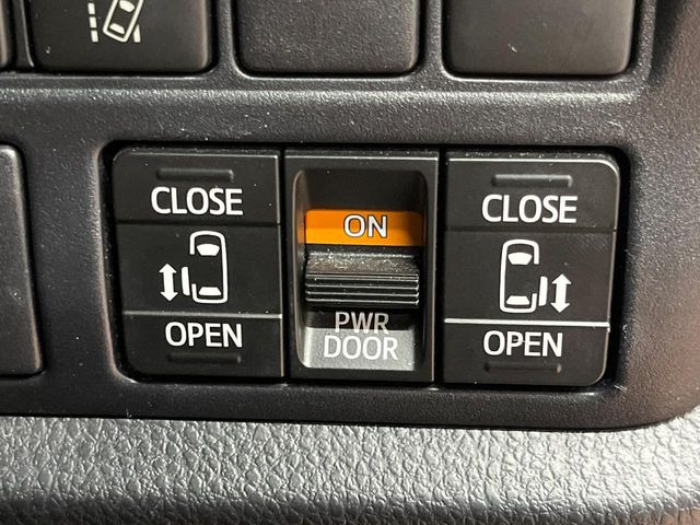 【両側パワースライドドア】スマートキーや運転席のスイッチで後席両側スライドドアの開閉が可能♪電動だから力を入れてドアを開ける必要が無く、小さなお子様でも簡単に開け閉めでき快適です♪