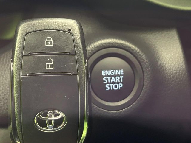 【スマートキー】カバンやポケットに入れたままでもドアの施錠・解錠が可能なスマートキーを装備。エンジンのオン・オフ時もカギを取り出す必要が無いからとっても便利です♪