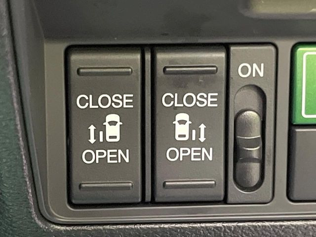 【両側パワースライドドア】スマートキーや運転席のスイッチで後席両側スライドドアの開閉が可能♪電動だから力を入れてドアを開ける必要が無く、小さなお子様でも簡単に開け閉めでき快適です♪