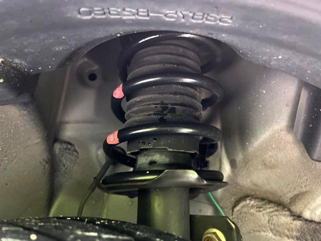 お車を安心してお乗りいただく為には、足回りの定期点検が欠かせません。サービスサポート(有償保証)では無料点検もご提供しており、安心のカーライフをお過ごしいただけるサポート体制が整っています。