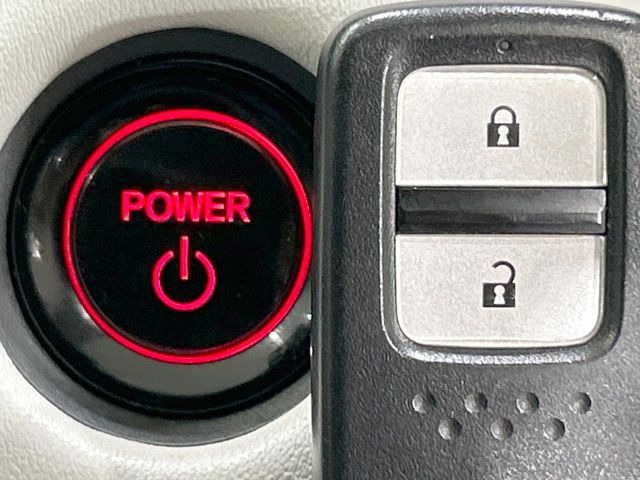 【Hondaスマートキー】カバンやポケットに入れたままでもドアの施錠・解錠が可能なスマートキーを装備。エンジンのオン・オフ時もカギを取り出す必要が無いからとっても便利です♪